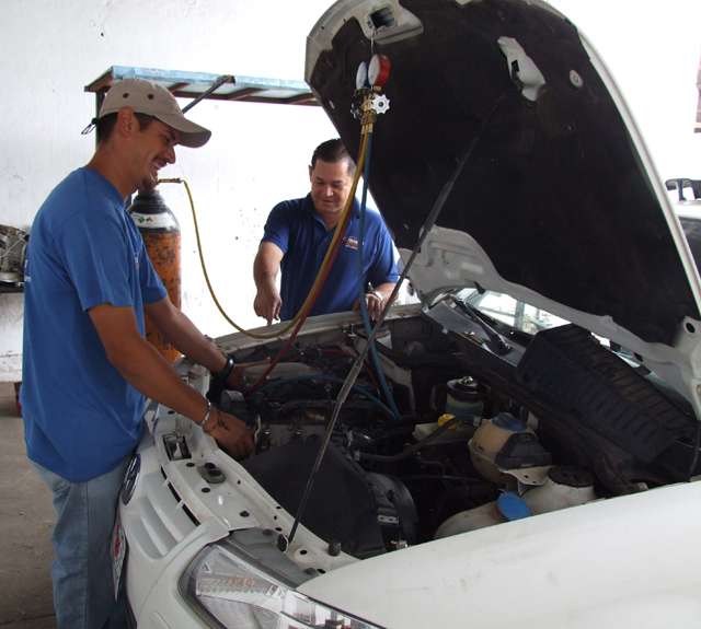 Técnico de Thermoservicios trabajando en el taller
